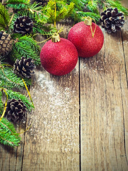 Decoração de Natal sobre fundo de madeira. Decorações sobre madeira. — Fotografia de Stock