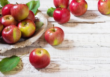 Taze hasat elma. Doğa meyve kavramı.