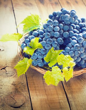 Tahta bir masada üzümler