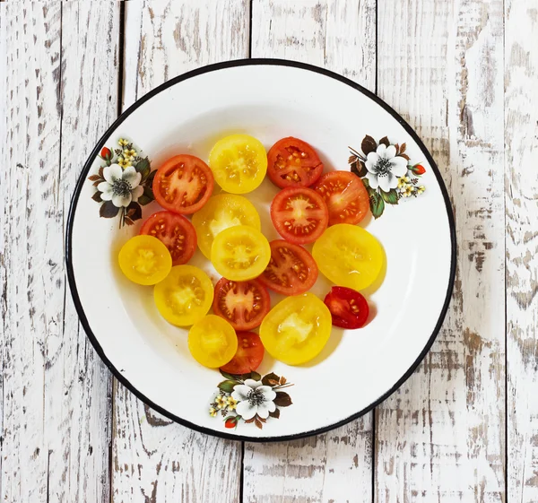 Colorful tomato in galvanized bowl  in rural atmosphere. — Stock Photo, Image