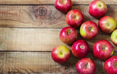 Ahşap arkaplanda elmalar