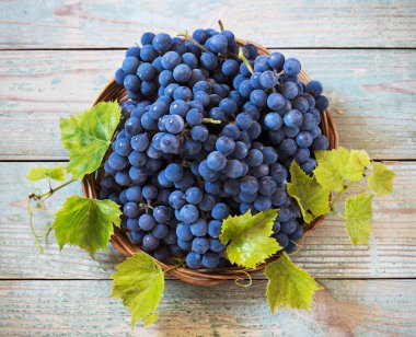 Tahta bir masada üzümler