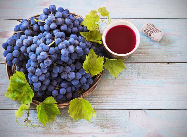 Vino tinto y uvas en la vendimia — Foto de Stock