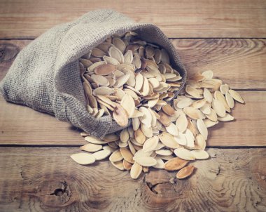 Tahta arka planda kabak tohumları