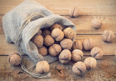 Ceviz kabuğu inbag ahşap arka plan üzerinde yığını