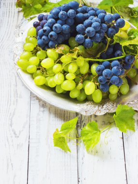 Tahta bir masada üzümler
