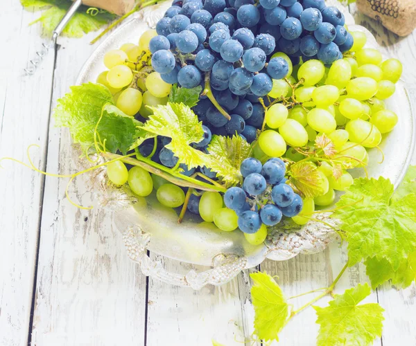 Uvas sobre una mesa de madera — Foto de Stock