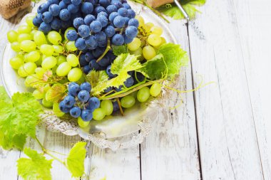 Tahta bir masada üzümler