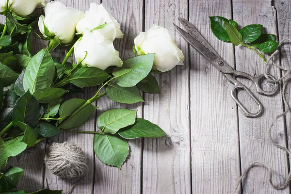 White Roses on the Wooden Table — Stock Photo, Image