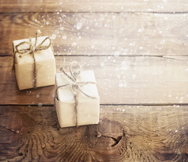 Vánoční dárky na tmavém dřevěném pozadí ve stylu vintage — Stock fotografie