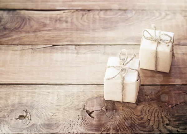 Vintage-Geschenkbox auf Holz-Hintergrund — Stockfoto