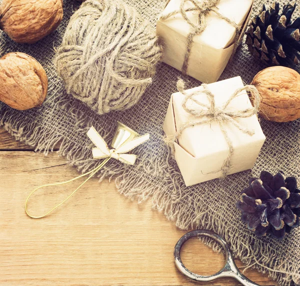 Spielzeug für den Weihnachtsbaum und Tannenzapfen auf altem Holzgrund — Stockfoto