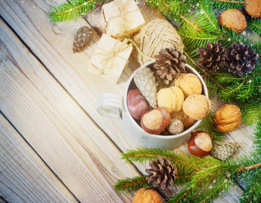 oyuncaklar Noel ağacı ve çam kozalakları eski ahşap zemin üzerine