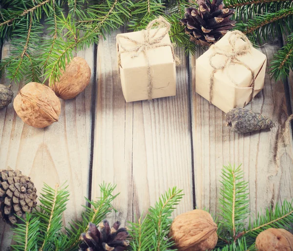 Spielzeug für den Weihnachtsbaum und Tannenzapfen auf altem Holzgrund — Stockfoto