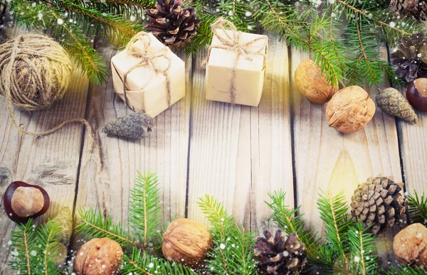 Brinquedos para a árvore de Natal e pinhas no fundo de madeira velha — Fotografia de Stock