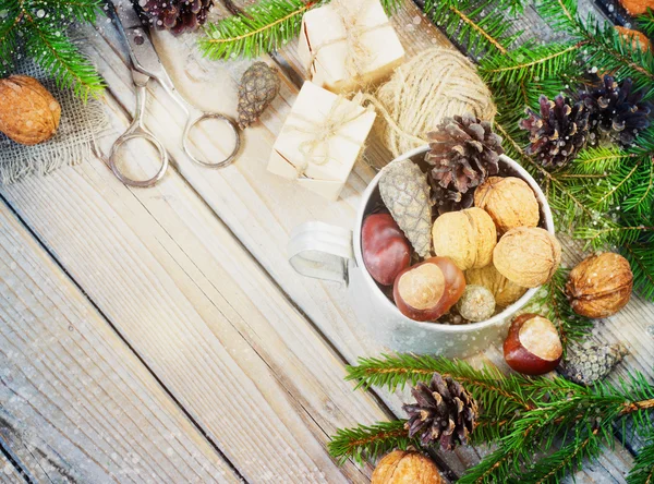 Brinquedos para a árvore de Natal e pinhas no fundo de madeira velha — Fotografia de Stock