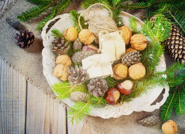 oyuncaklar Noel ağacı ve çam kozalakları eski ahşap zemin üzerine