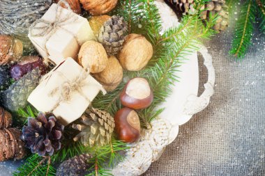 oyuncaklar Noel ağacı ve çam kozalakları eski ahşap zemin üzerine