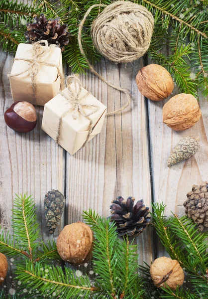 Speelgoed voor de kerstboom en dennenappels op oude houten achtergrond — Stockfoto