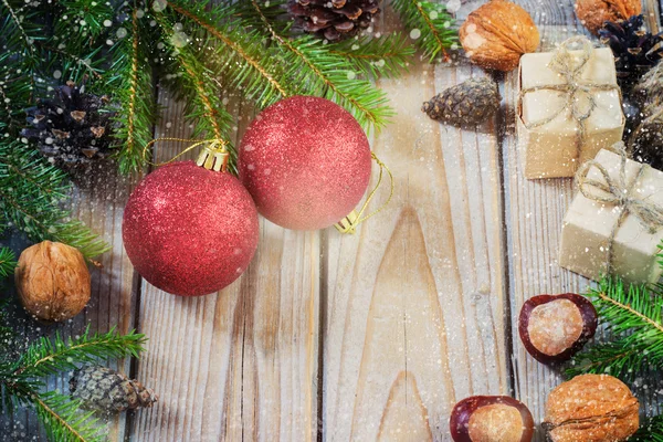 Brinquedos para a árvore de Natal e cones de pinho no fundo de madeira velho Ano Novo — Fotografia de Stock