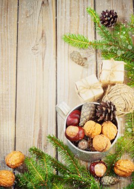 Noel ağacı ve çam kozalakları eski ahşap arka plan yeni yıl için oyuncaklar