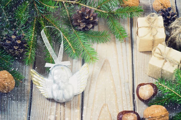 Jouets pour le sapin de Noël et cônes de pin sur un vieux fond en bois nouvelle année — Photo