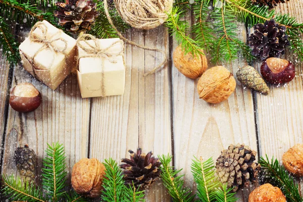 Speelgoed voor de kerstboom en dennenappels op oude houten achtergrond Nieuwjaar — Stockfoto