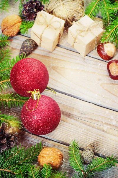 Jouets pour le sapin de Noël et cônes de pin sur un vieux fond en bois nouvelle année — Photo