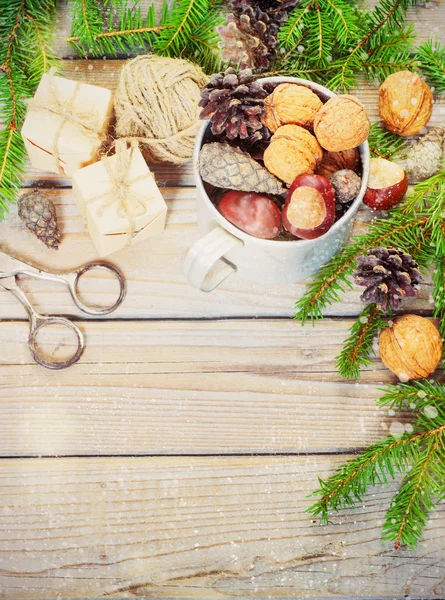 Brinquedos para a árvore de Natal e cones de pinho no fundo de madeira velho Ano Novo — Fotografia de Stock