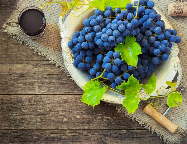 kırmızı şarap ve üzüm ahşap masa tarihinde mantarlar ile vintage ortamda