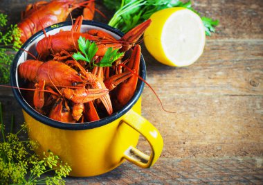 Kanser bir metal kupa