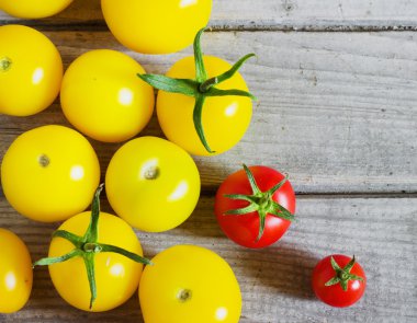Organik sarı kiraz domates ahşap bir masa