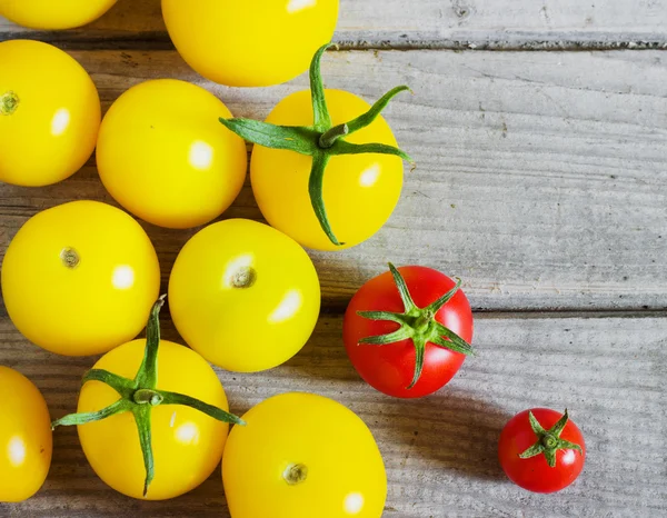 Organik sarı kiraz domates ahşap bir masa — Stok fotoğraf