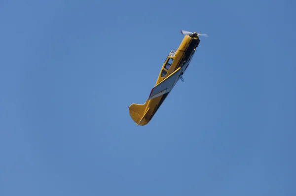 L'avion dans le ciel bleu — Photo
