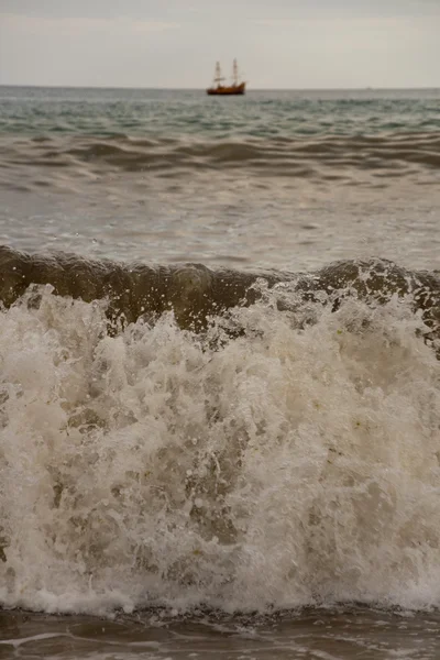 Geminin fırtınalı bir denizde