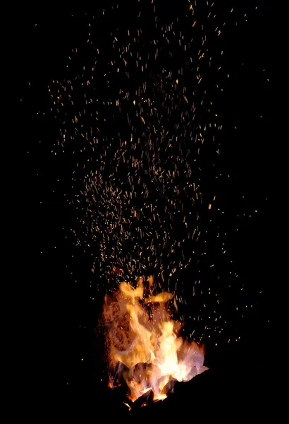 Embers e chamas da forja de um ferreiro — Fotografia de Stock