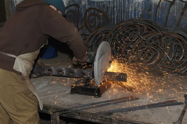 Angle grinder snijden staal met vonken — Stockfoto