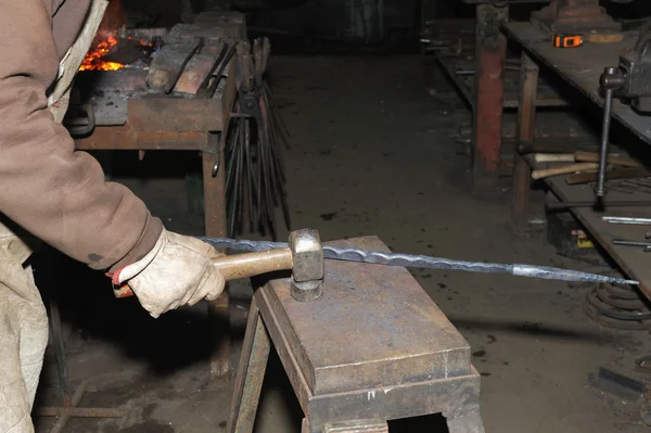 Marteler de l'acier brillant - frapper pendant que le fer est chaud. — Photo
