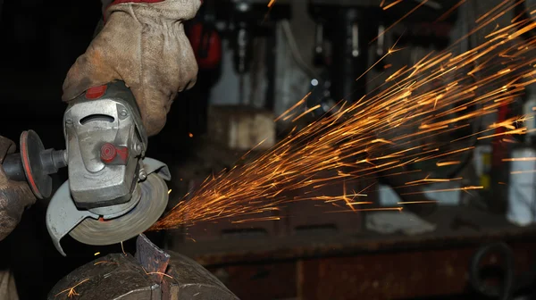 Angle grinder skär stål med gnistor — Stockfoto