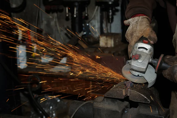 Angle grinder skär stål med gnistor — Stockfoto