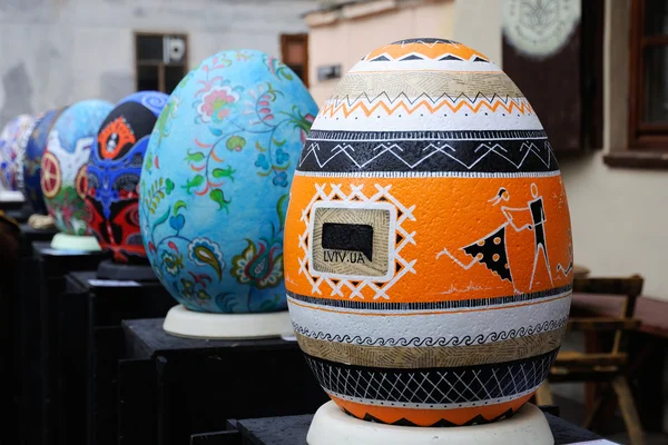 ЛВИВ, УКРАИНА - 04 апреля: Большие поддельные пасхальные яйца на фестивале. — стоковое фото