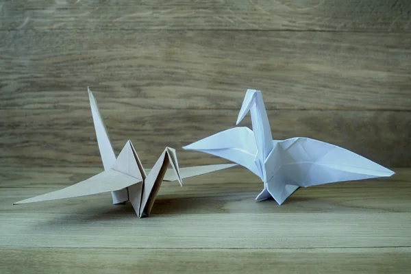 Origami żuraw na tle drewniane — Zdjęcie stockowe