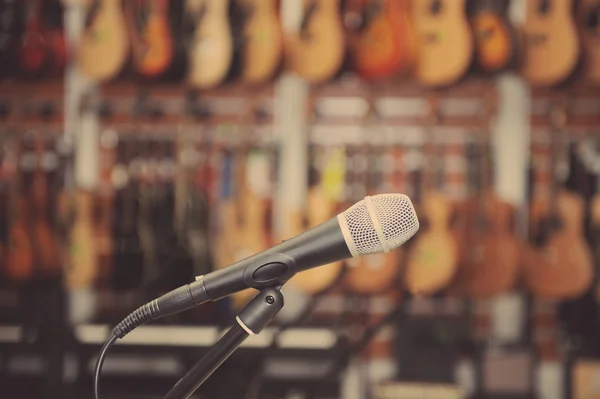 Крупный план микрофона в музыкальном магазине — стоковое фото