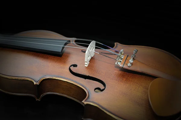 Detalhe do violino sobre fundo escuro — Fotografia de Stock