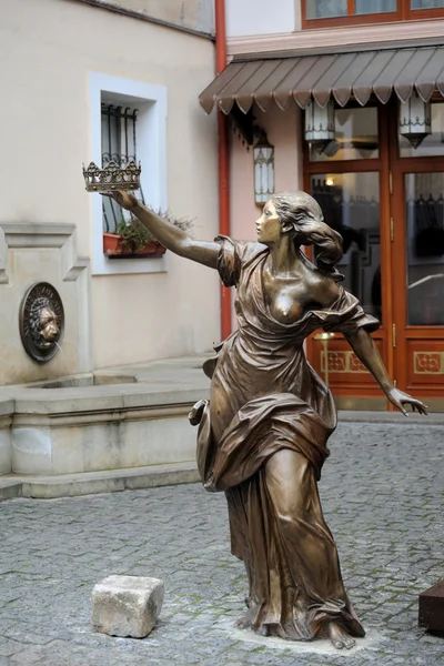 LVIV, UCRANIA - 01 de abril de 2015 Estatua con corona en Lviv — Foto de Stock