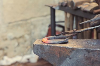 Demirci at nalı uydurandan