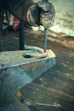 Demirci at nalı uydurandan