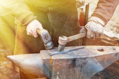 Demirci at nalı uydurandan