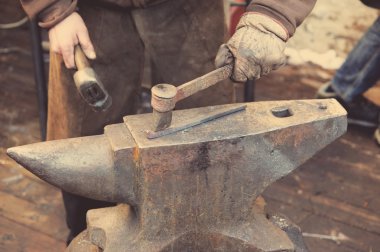 Demirci at nalı uydurandan