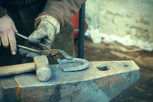 Demirci at nalı uydurandan
